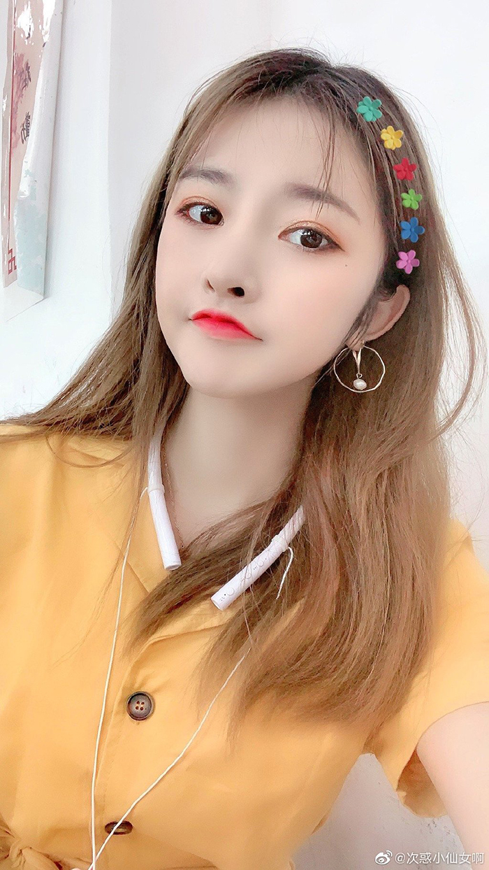 太想紅?「正妹網紅」直播「吃水溝青苔、腐爛百香果」 網傻眼:不要命了?