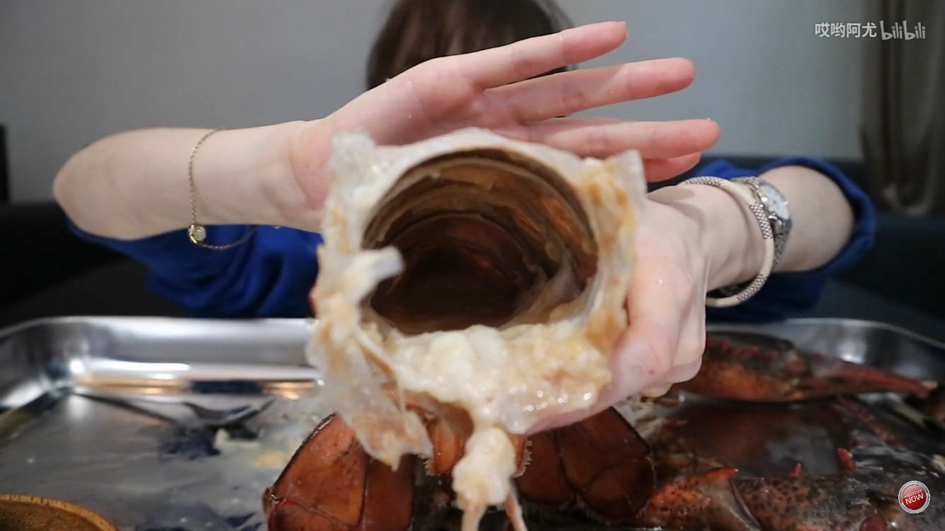 太想紅?「正妹網紅」直播「吃水溝青苔、腐爛百香果」 網傻眼:不要命了?