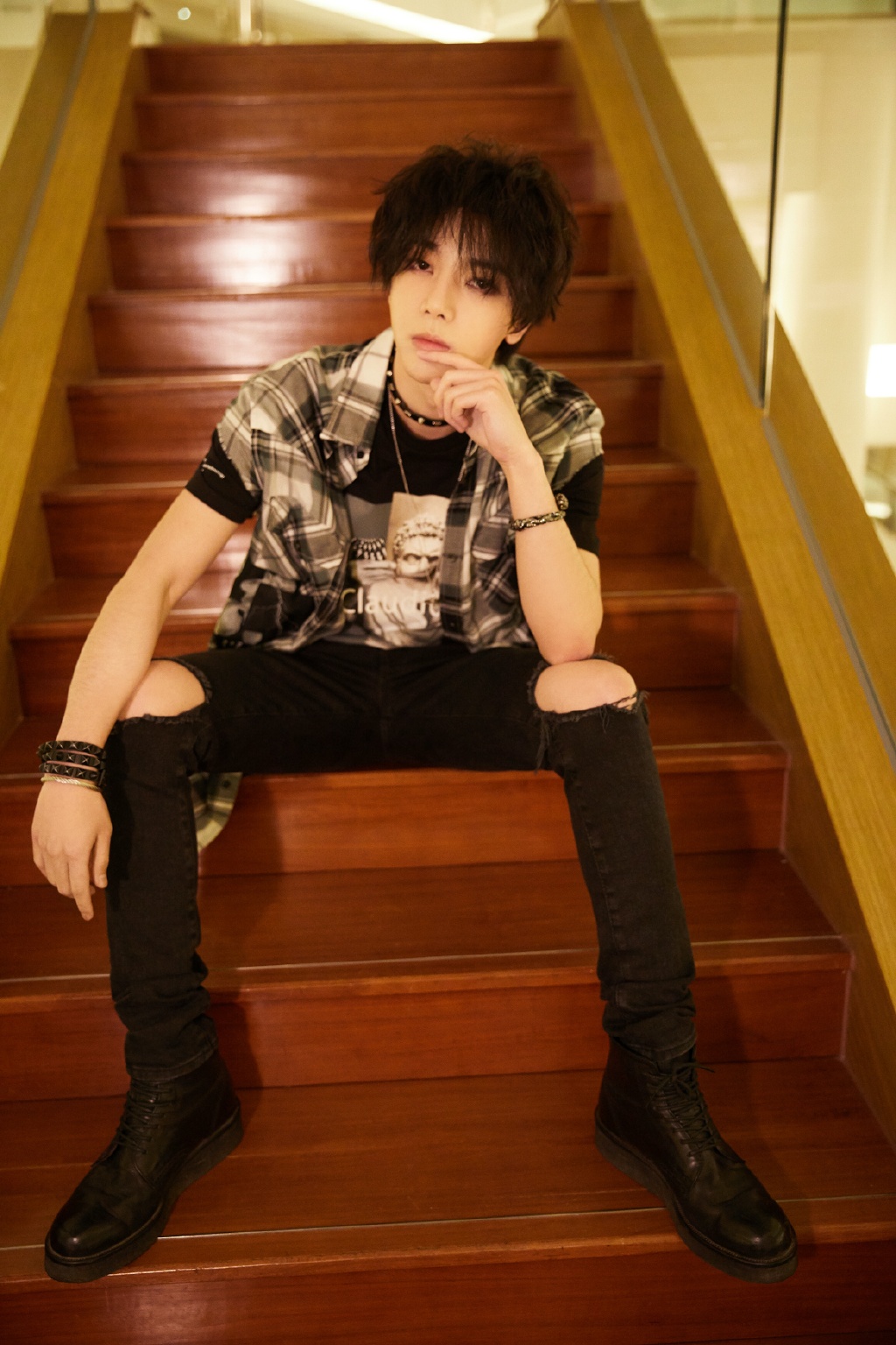 有顏值就任性?「華晨宇」一刀剪去長髮 「狗啃式瀏海」笑翻全網!