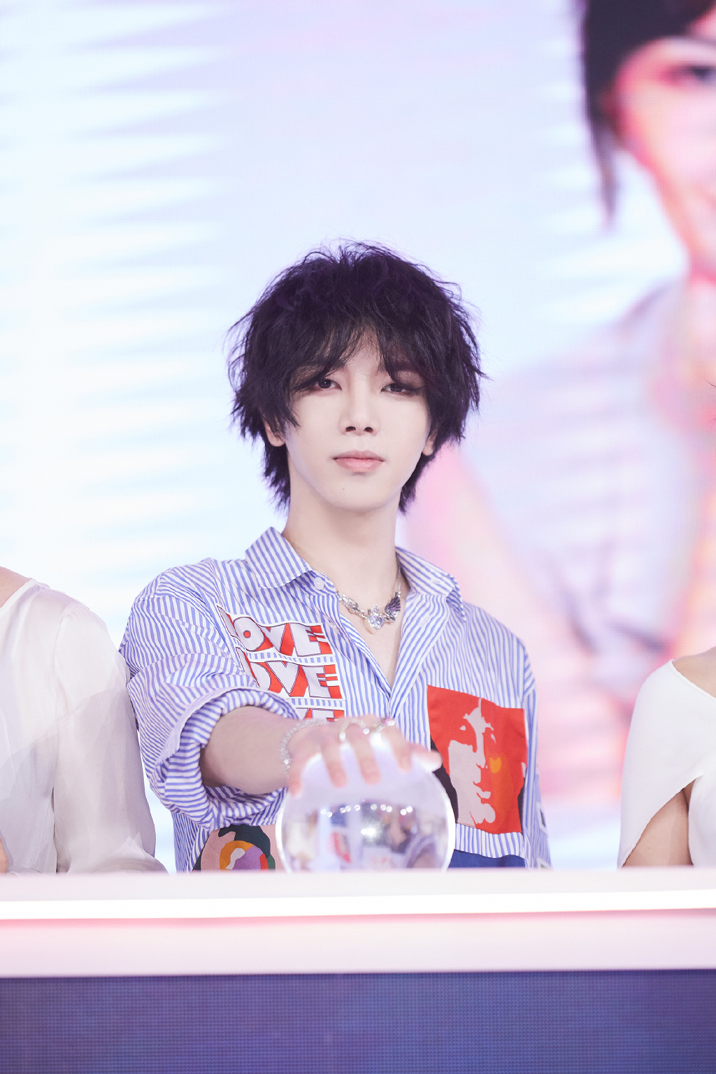 有顏值就任性?「華晨宇」一刀剪去長髮 「狗啃式瀏海」笑翻全網!