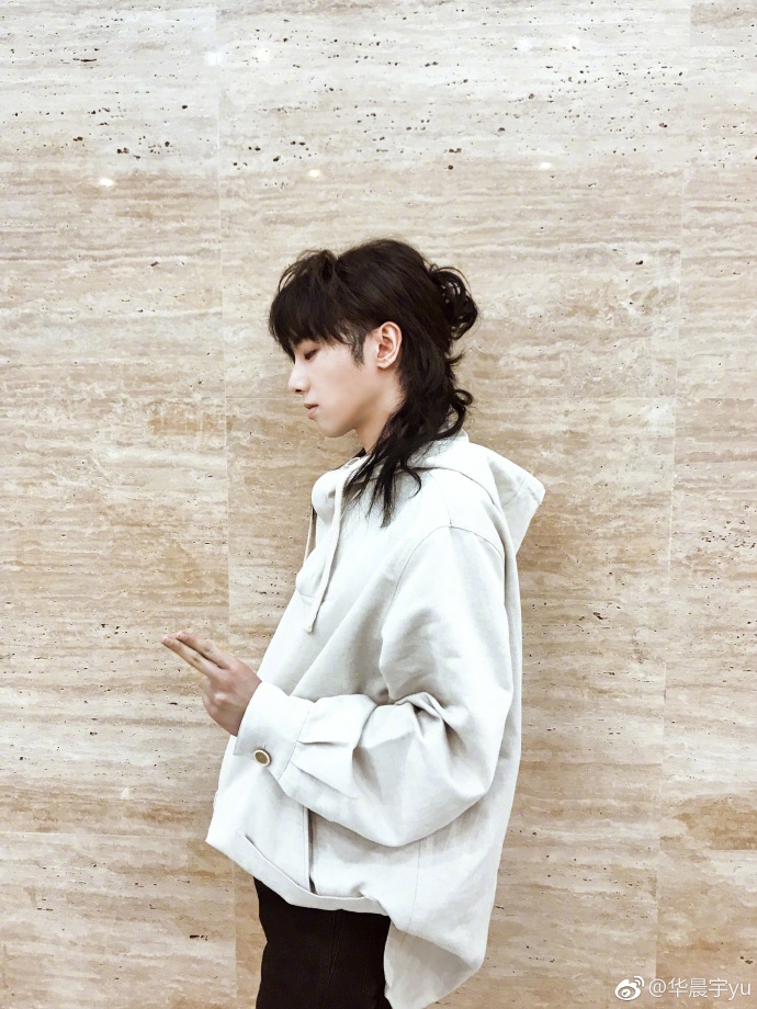 有顏值就任性?「華晨宇」一刀剪去長髮 「狗啃式瀏海」笑翻全網!