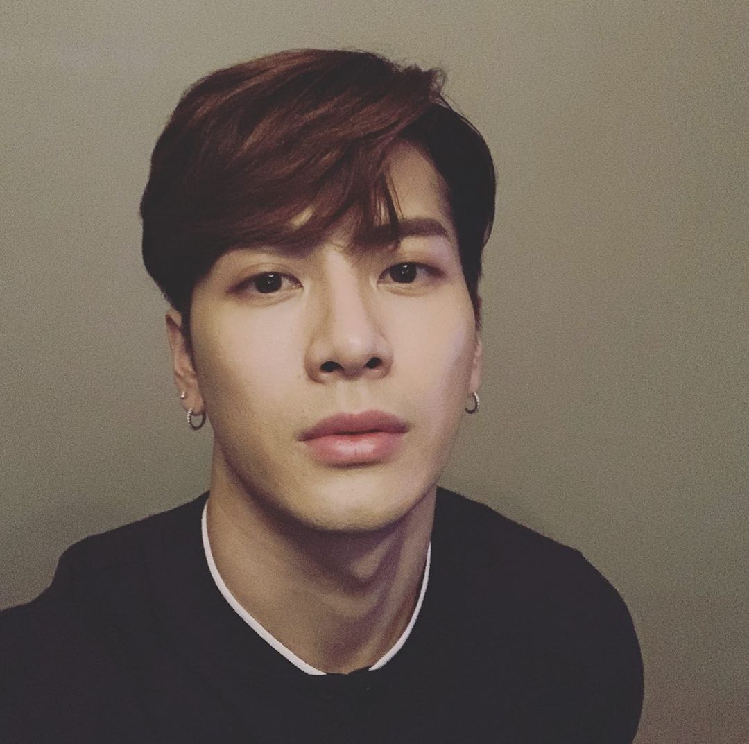 老司機飆車!「王嘉爾」緊身褲外穿「下面腫一大包」 粉絲羞爆:我該往哪看!