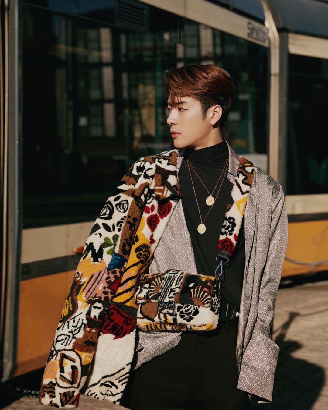 老司機飆車!「王嘉爾」緊身褲外穿「下面腫一大包」 粉絲羞爆:我該往哪看!