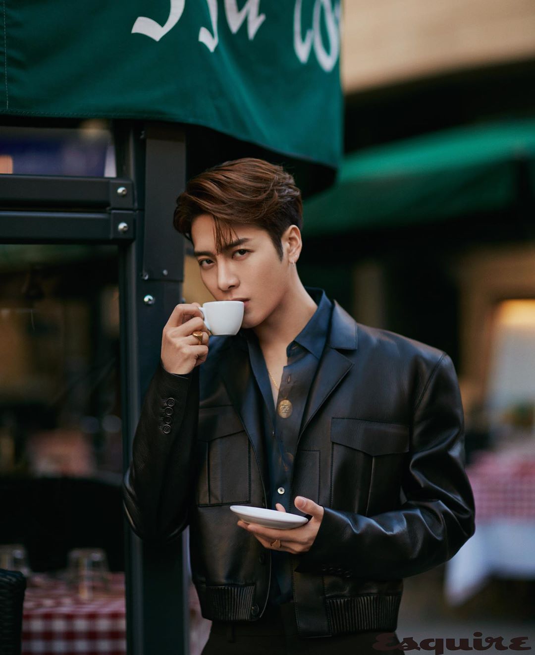 老司機飆車!「王嘉爾」緊身褲外穿「下面腫一大包」 粉絲羞爆:我該往哪看!