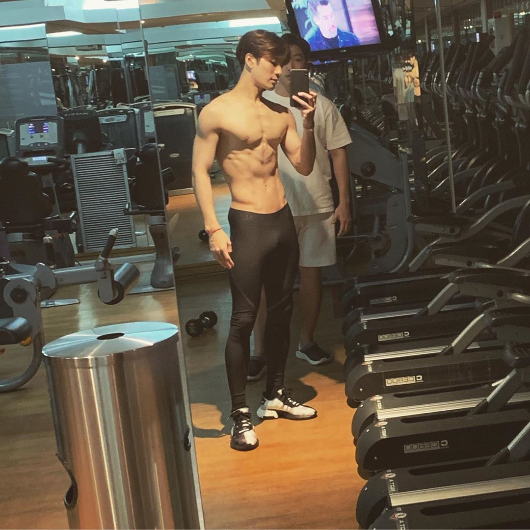 老司機飆車!「王嘉爾」緊身褲外穿「下面腫一大包」 粉絲羞爆:我該往哪看!