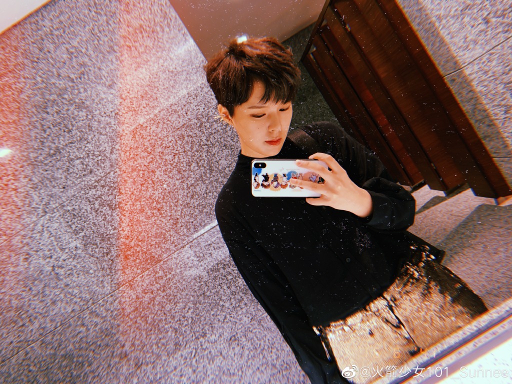 影 / Sunnee「性騷擾事件」後再掀爭議！暴力「甩開工作人員」　舞台上「大飆髒話」！