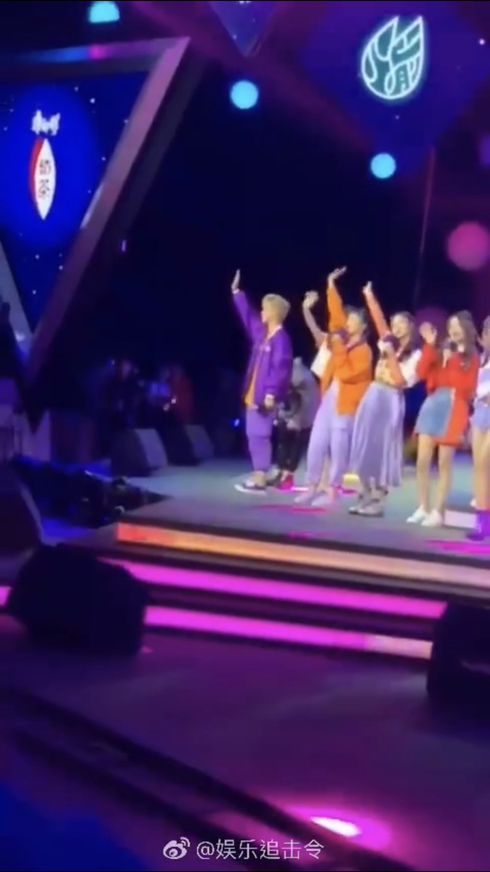 影 / Sunnee「性騷擾事件」後再掀爭議！暴力「甩開工作人員」　舞台上「大飆髒話」！