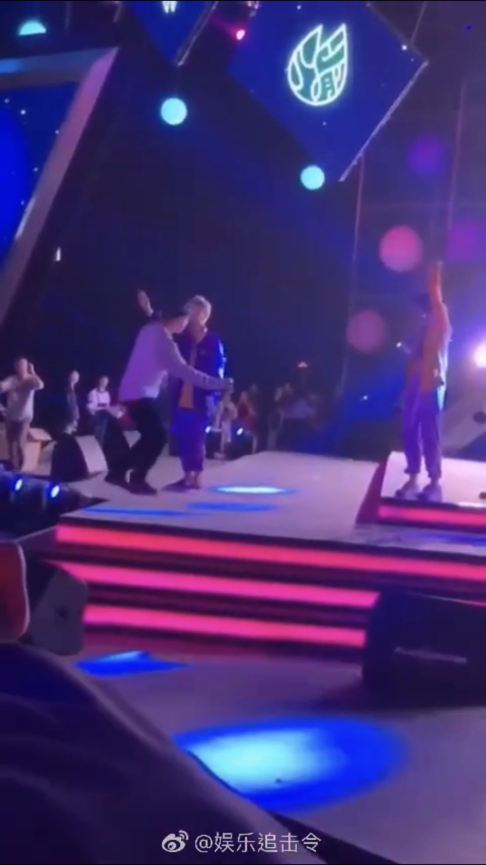 影 / Sunnee「性騷擾事件」後再掀爭議！暴力「甩開工作人員」　舞台上「大飆髒話」！