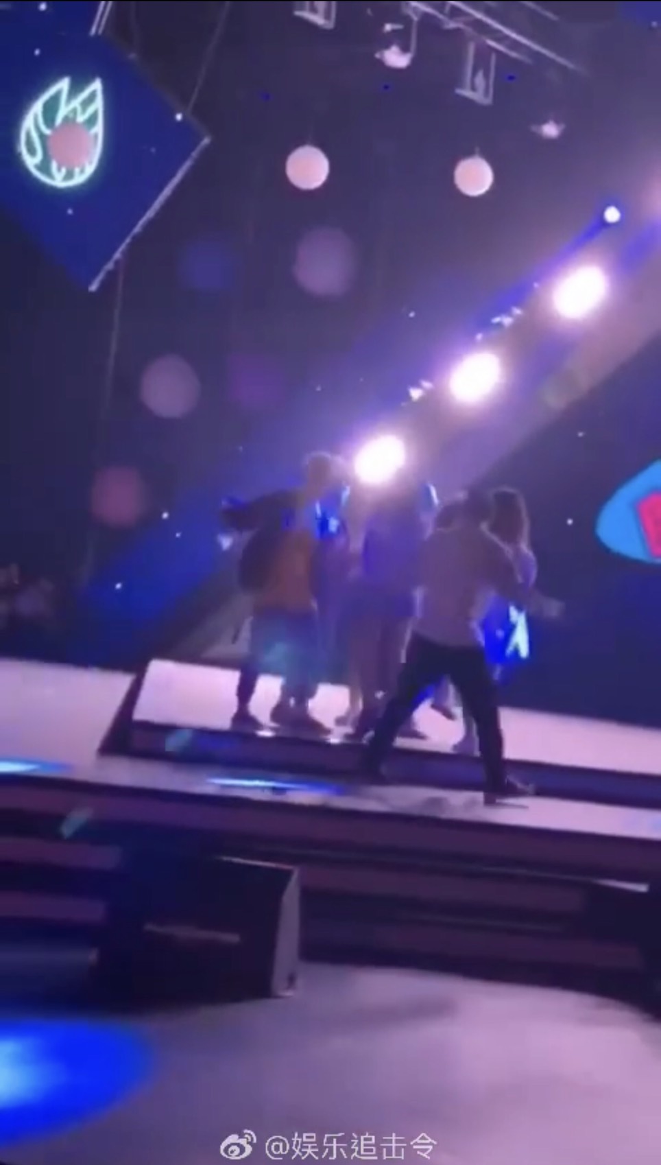 影 / Sunnee「性騷擾事件」後再掀爭議！暴力「甩開工作人員」　舞台上「大飆髒話」！