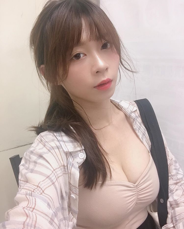 不能呼吸了!正妹「實況主」胸部塞滿「整個畫面」 網噴鼻血直呼:有史以來最扯角度