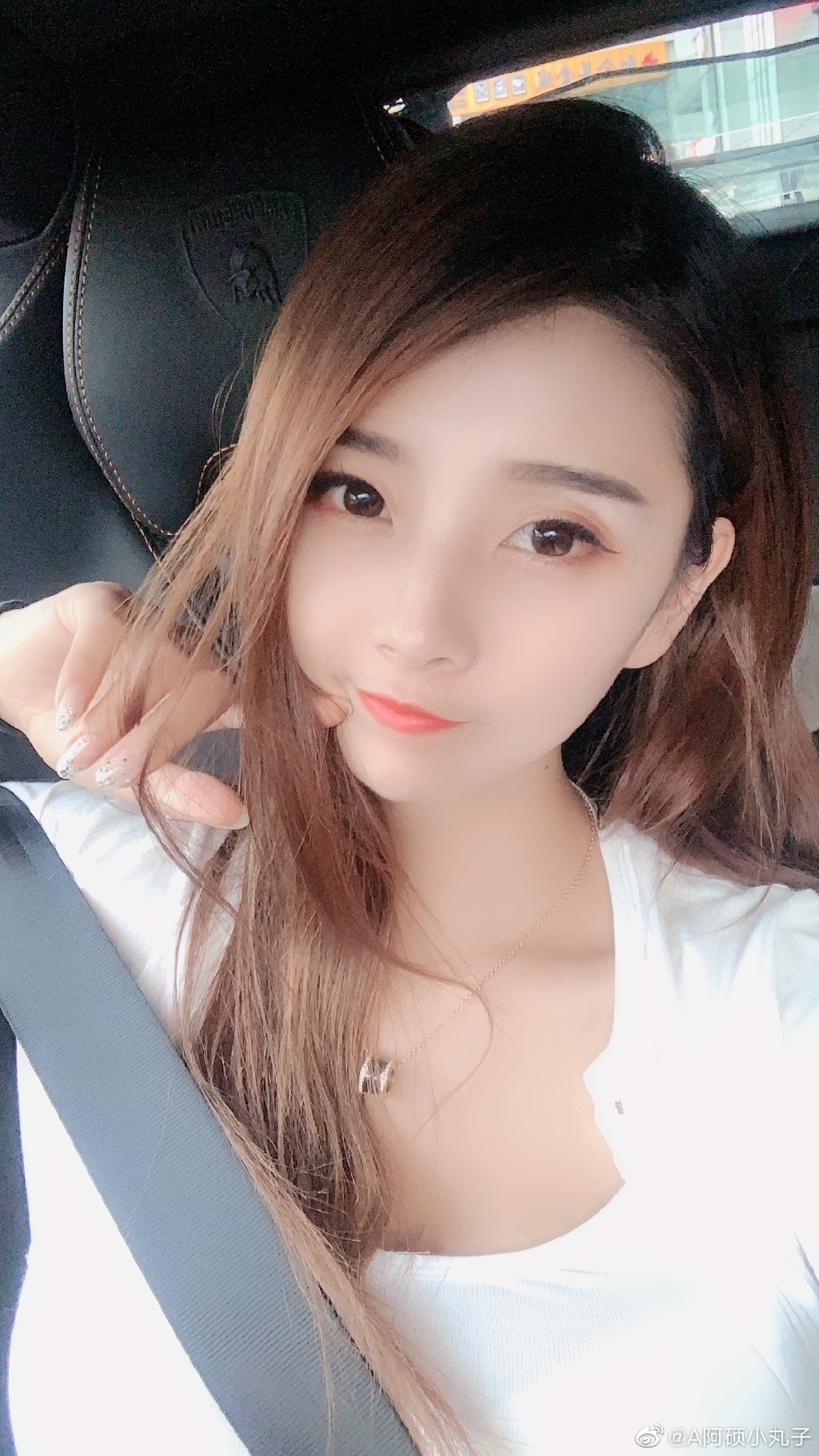 「超兇網紅」緊身白T「木瓜美胸藏不住」!男主持凍未條「伸出鹹豬手」!