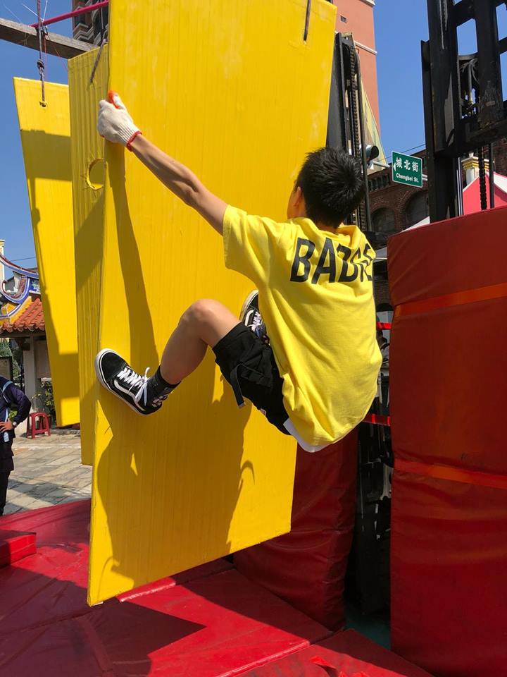 香蕉船綁貨車…男星「翻船」動彈不得　面朝下拖行30公尺「全身擦傷瘀血」