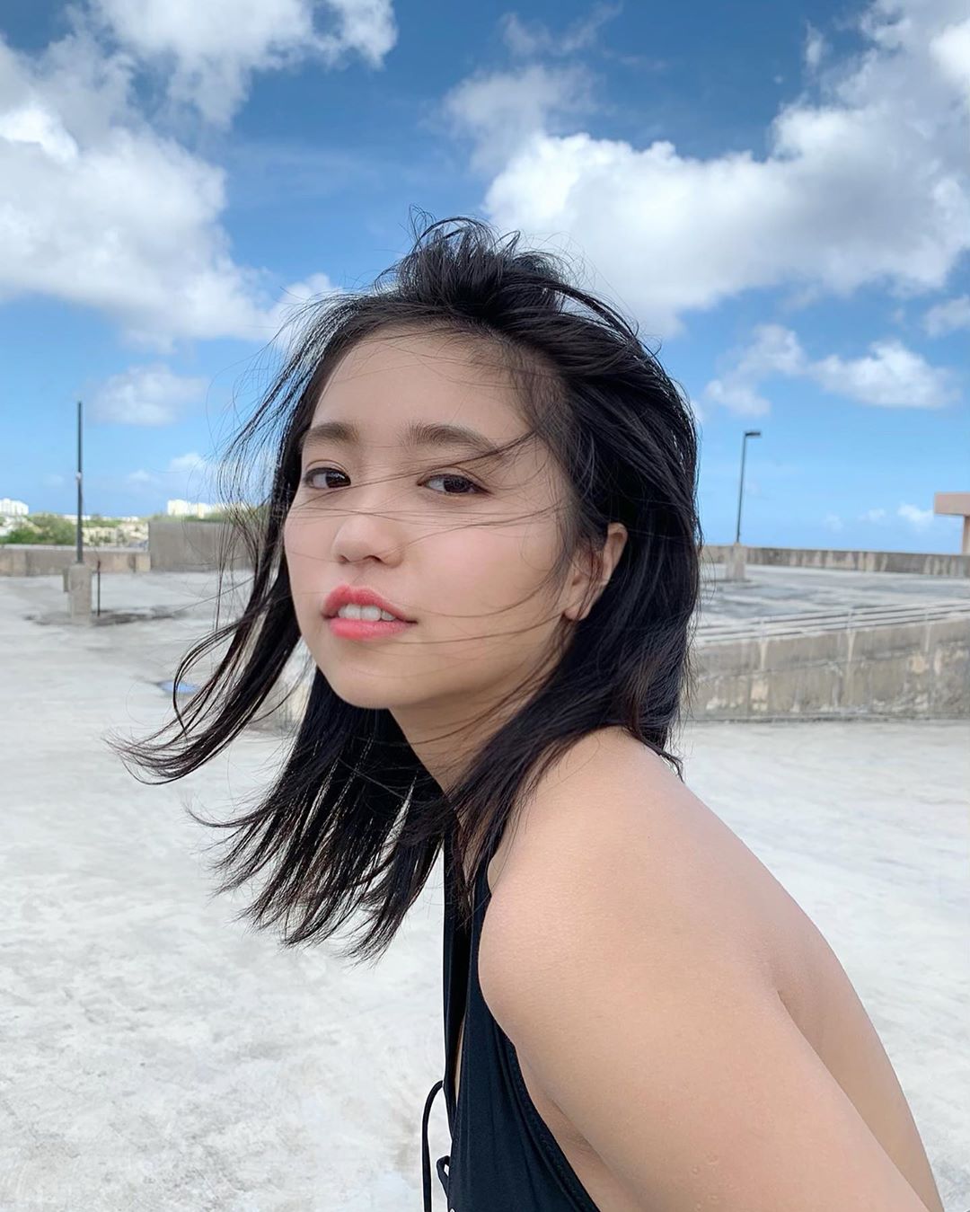 日童星「19歲腫到F杯」！長大脫了留紀念　泳裝「只剩兩條線」雪球蹦出！