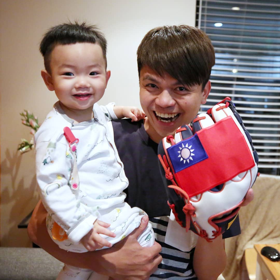 蔡阿嘎美國大聯盟球場「開球」！二伯望「走向投手丘背影」泛淚：有一種驕傲到想哭的感動