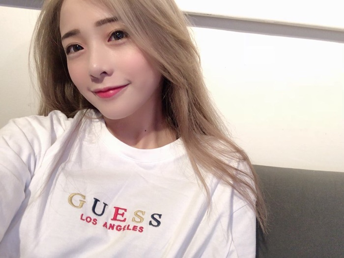 「兒子」抱黃包包小腿爽睡一整晚!閃亮亮「曬床照」吃醋:原來這就是小三…