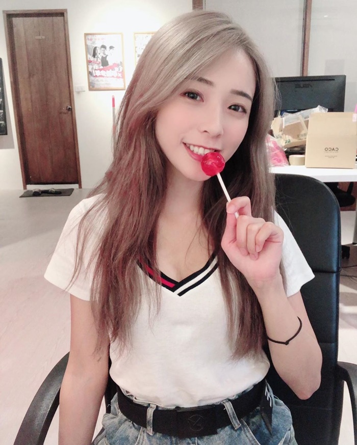 「兒子」抱黃包包小腿爽睡一整晚!閃亮亮「曬床照」吃醋:原來這就是小三…