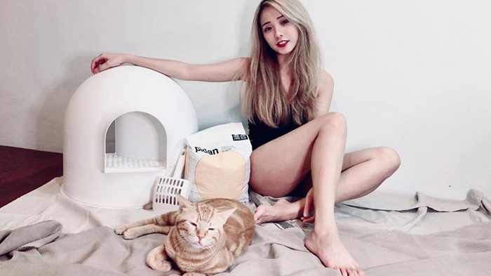 「兒子」抱黃包包小腿爽睡一整晚!閃亮亮「曬床照」吃醋:原來這就是小三…