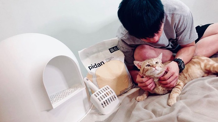 「兒子」抱黃包包小腿爽睡一整晚!閃亮亮「曬床照」吃醋:原來這就是小三…