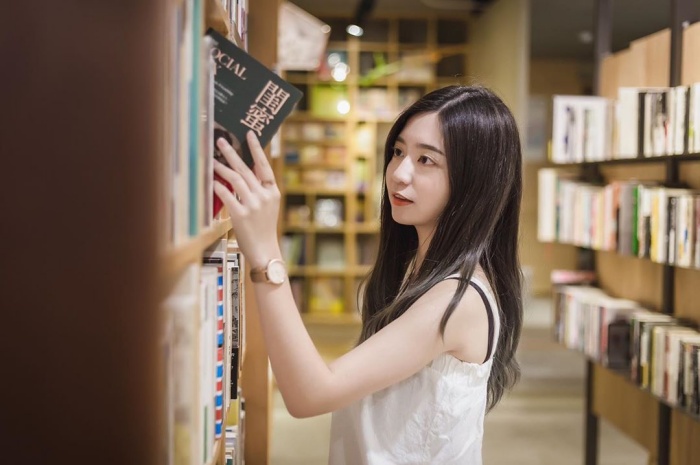 PTT推爆「電機系女神」專業發電！招牌笑容「甜到蛀牙」一開口唱歌網爆震驚！