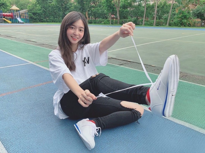 PTT推爆「電機系女神」專業發電！招牌笑容「甜到蛀牙」一開口唱歌網爆震驚！