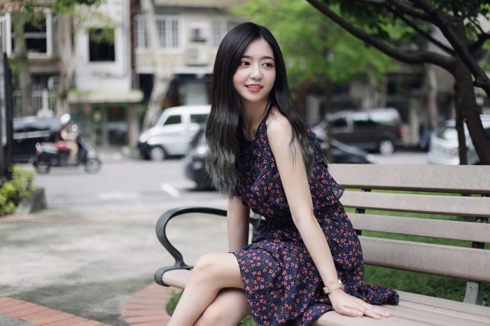 PTT推爆「電機系女神」專業發電！招牌笑容「甜到蛀牙」一開口唱歌網爆震驚！