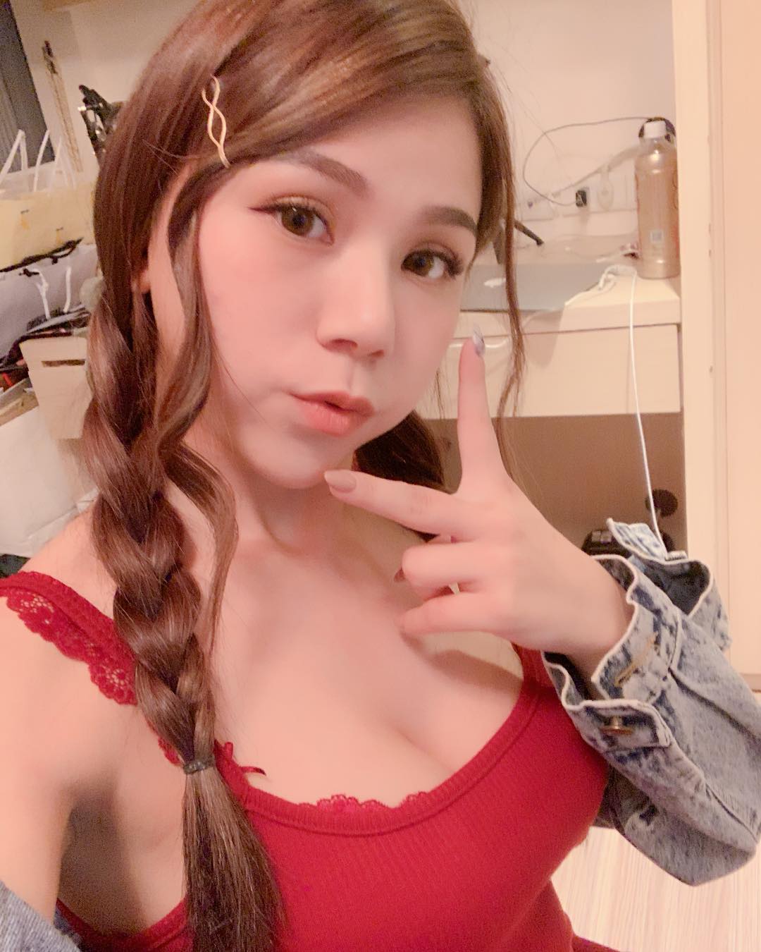 中秋團圓見奶奶!蕾菈爆乳背心健身「C級雪球」包不住…「嬌喘式問答」引爆網遐想