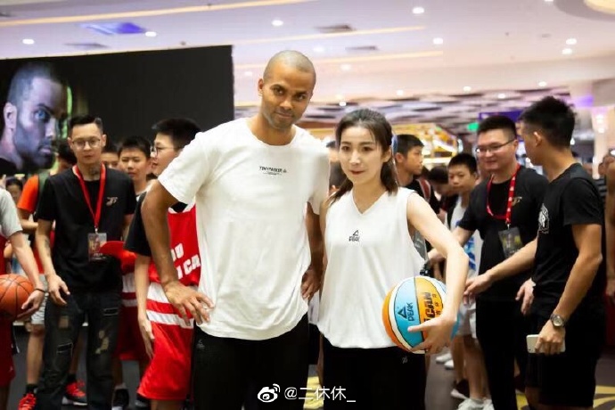 慘遭「NBA球星襲胸」!「正妹網紅」只穿內衣 一彎腰「兩顆掉出來」!