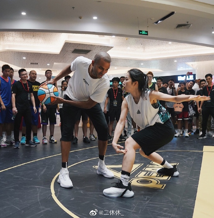 慘遭「NBA球星襲胸」!「正妹網紅」只穿內衣 一彎腰「兩顆掉出來」!