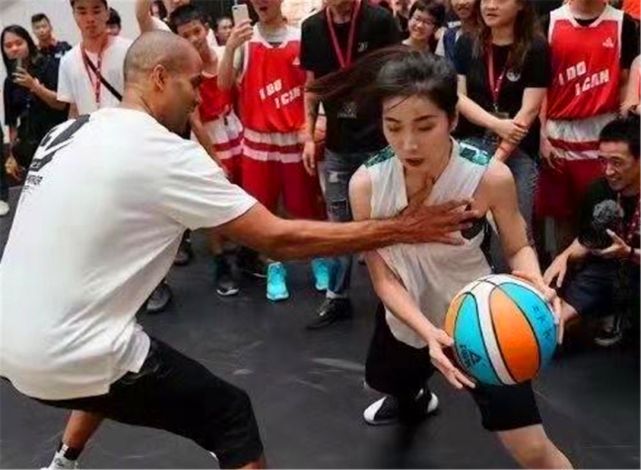 慘遭「NBA球星襲胸」!「正妹網紅」只穿內衣 一彎腰「兩顆掉出來」!