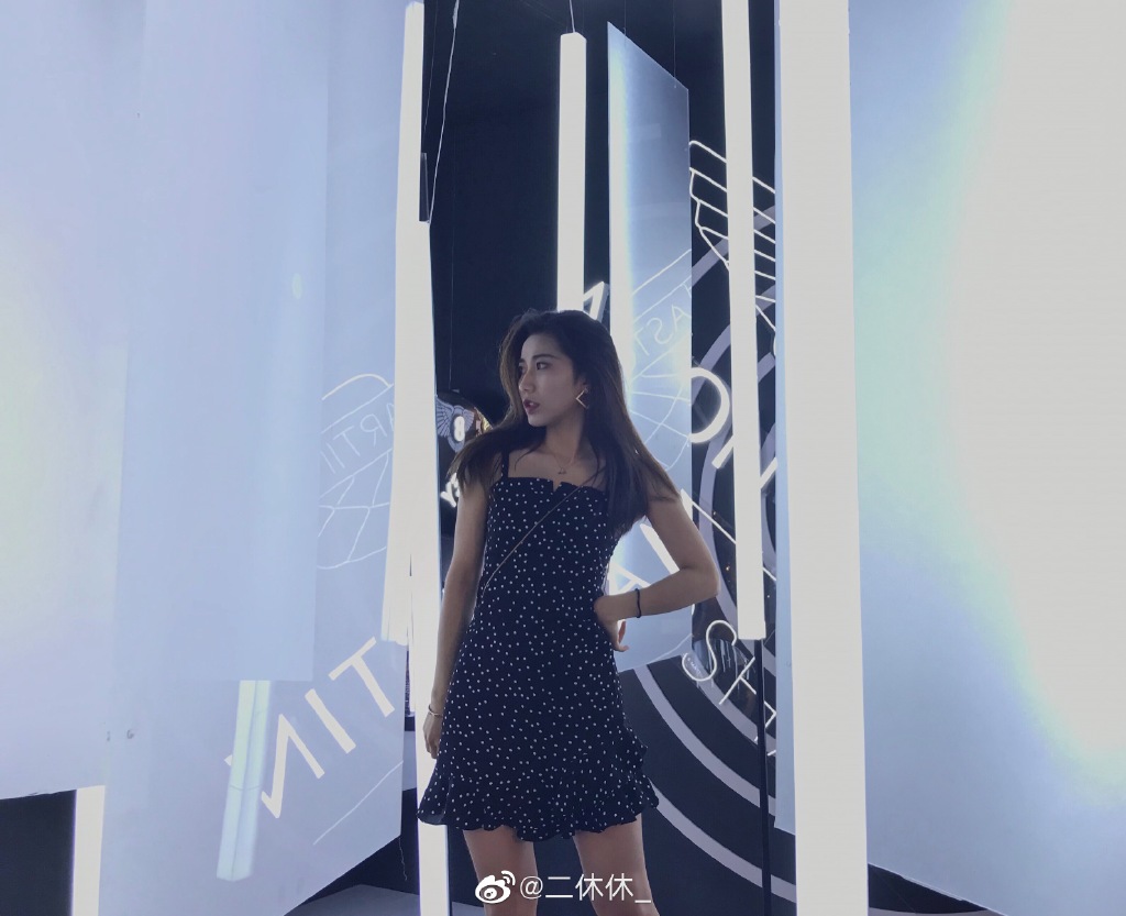 慘遭「NBA球星襲胸」!「正妹網紅」只穿內衣 一彎腰「兩顆掉出來」!