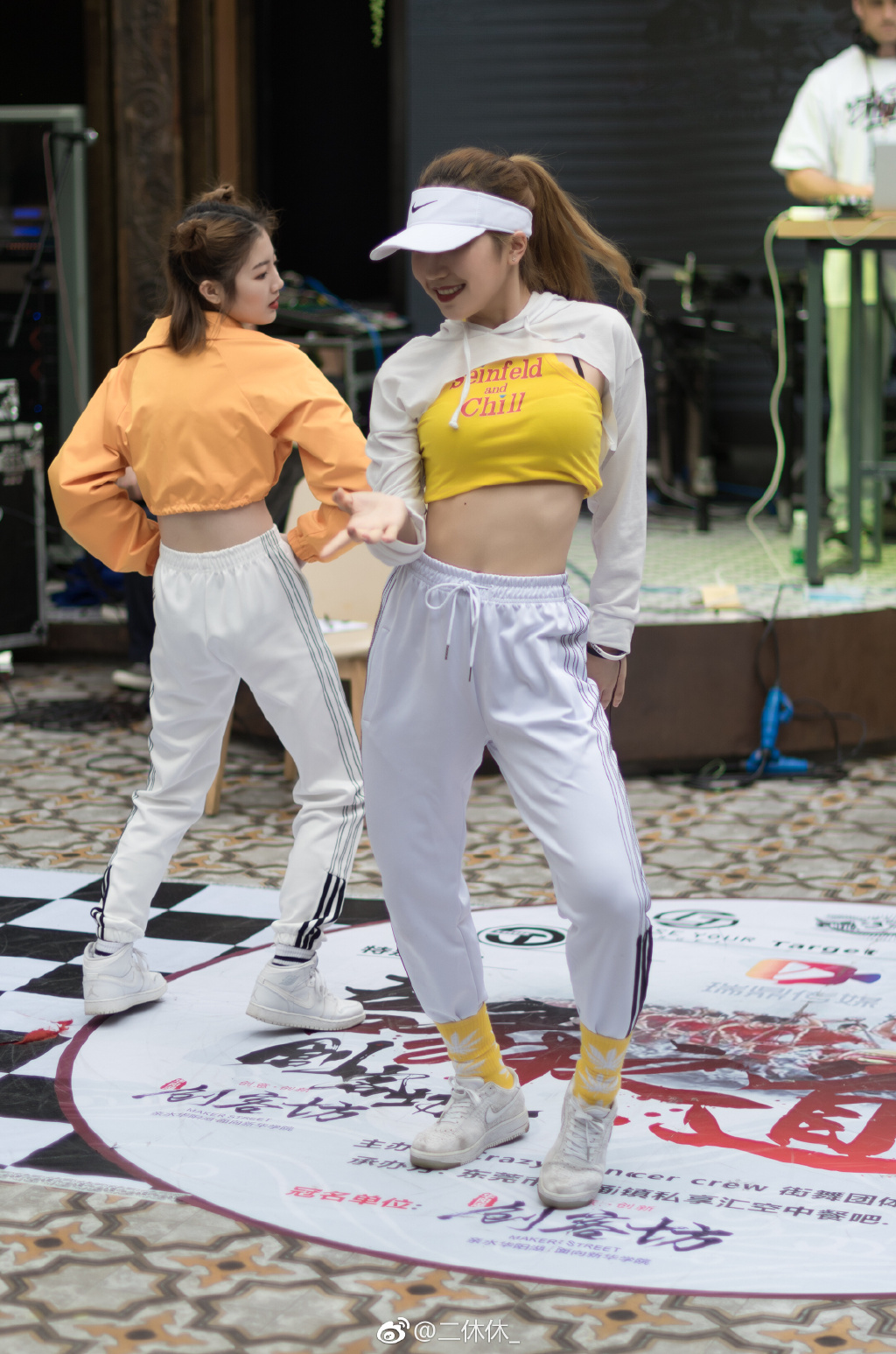 慘遭「NBA球星襲胸」!「正妹網紅」只穿內衣 一彎腰「兩顆掉出來」!