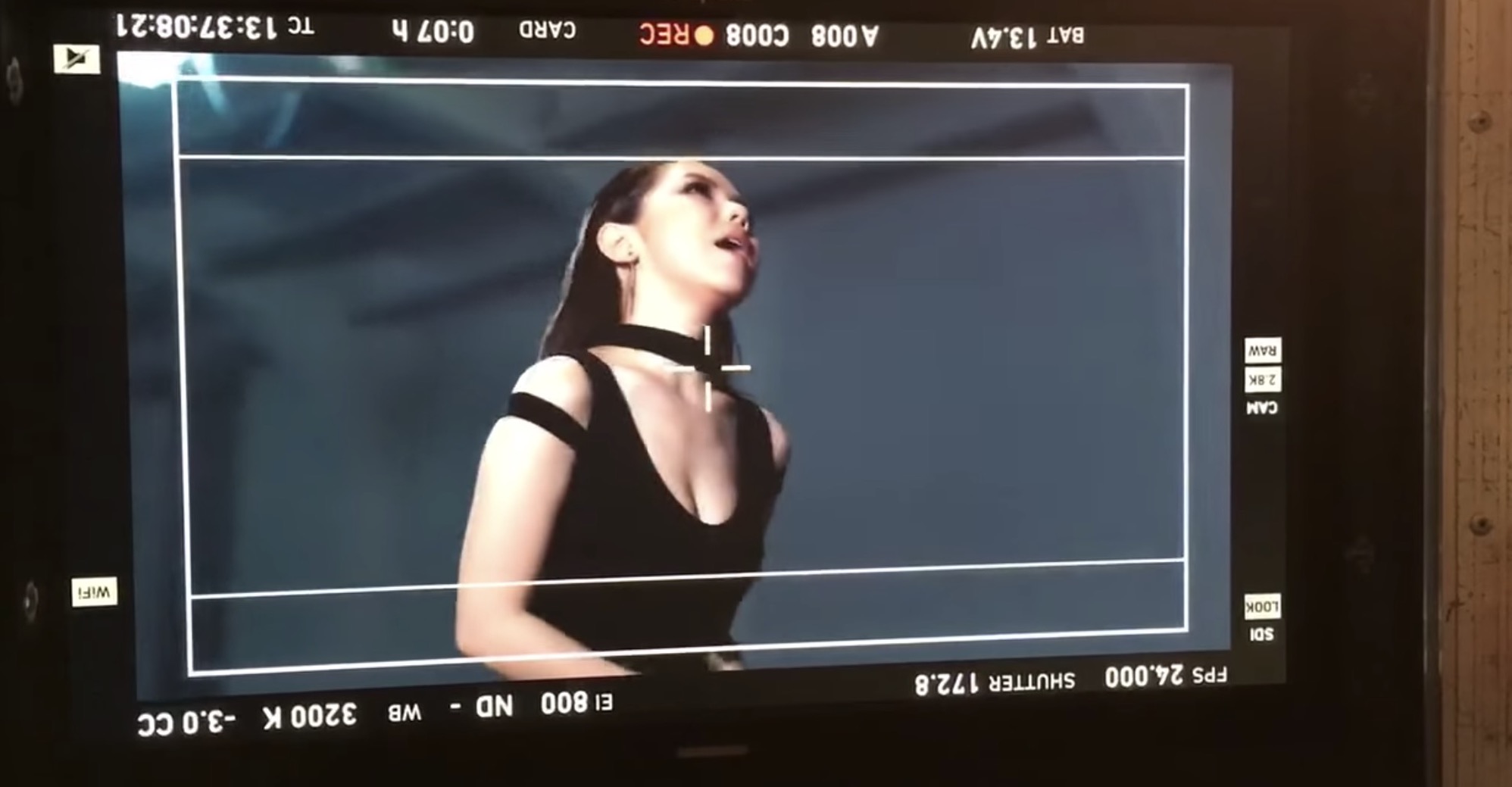 鄧紫棋「胸前挖深U」渾圓半球炸出！無P「真實身材」被出賣　網友全看傻！