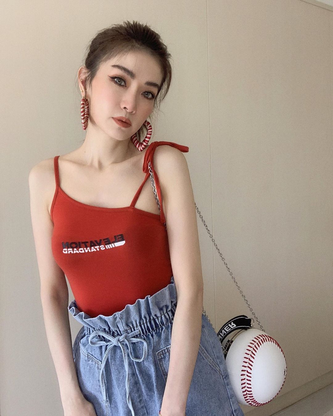 謝金燕透視裝「大秀黑Bra」！ 裙子開到腿根「險露三角洲」　霸氣槓酸民：怎樣才對得起你？