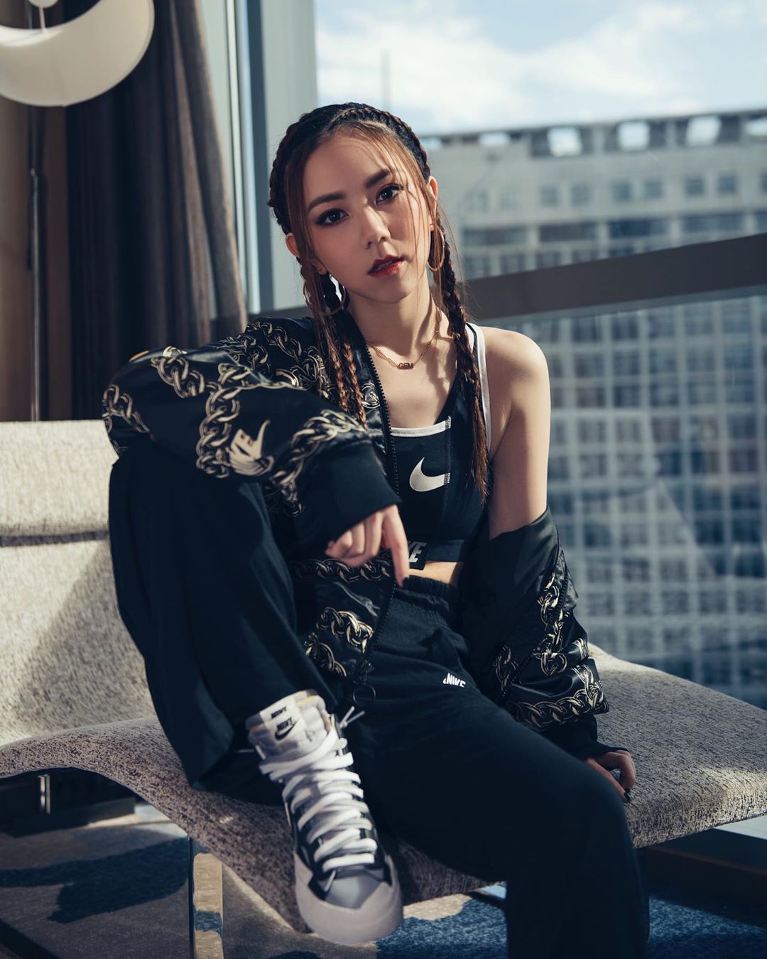 鄧紫棋「胸前挖深U」渾圓半球炸出！無P「真實身材」被出賣　網友全看傻！