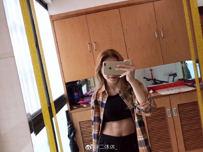 慘遭「NBA球星襲胸」!「正妹網紅」只穿內衣 一彎腰「兩顆掉出來」!