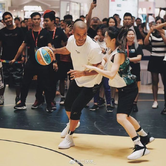 慘遭「NBA球星襲胸」!「正妹網紅」只穿內衣 一彎腰「兩顆掉出來」!