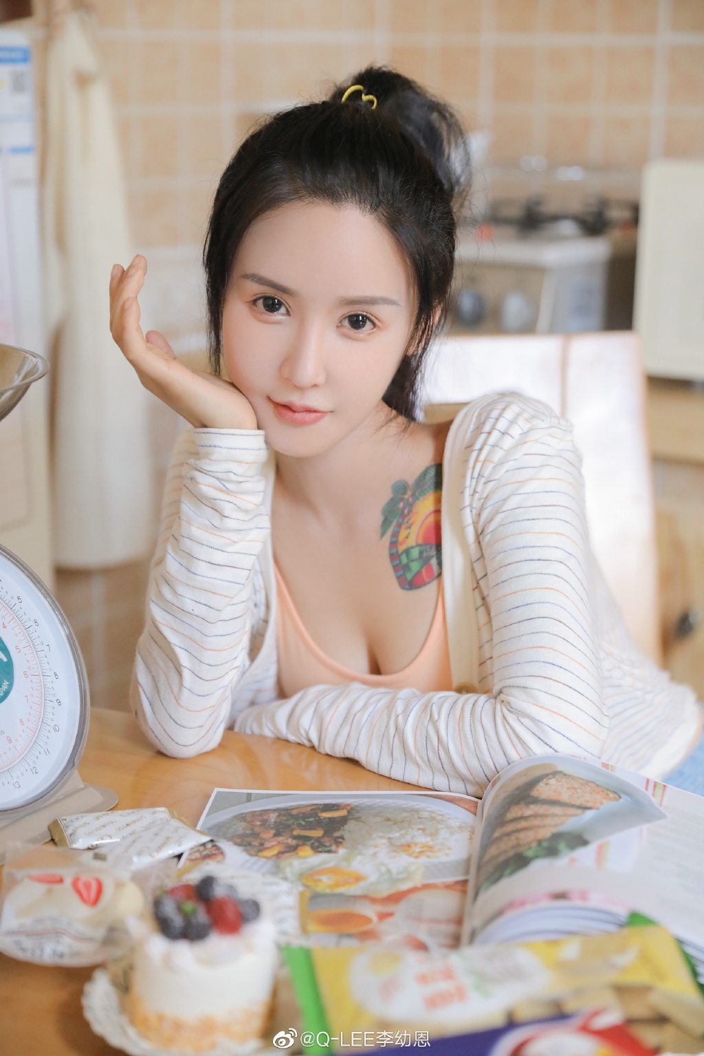 蛇精男「劉梓晨」怒譙「百萬網紅」：越整越醜！「照片曝光」網酸爆：五十步笑百步！