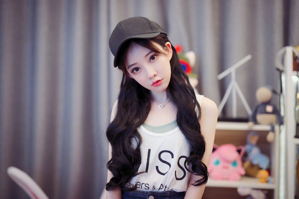 「馮提莫」裙子太短遭非禮!男嘉賓「鹹豬手來回撫摸」 下一秒...她「當場臉垮」!