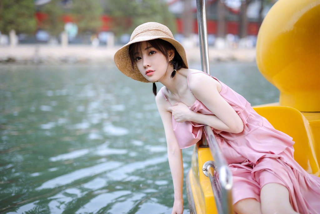 「馮提莫」裙子太短遭非禮!男嘉賓「鹹豬手來回撫摸」 下一秒...她「當場臉垮」!