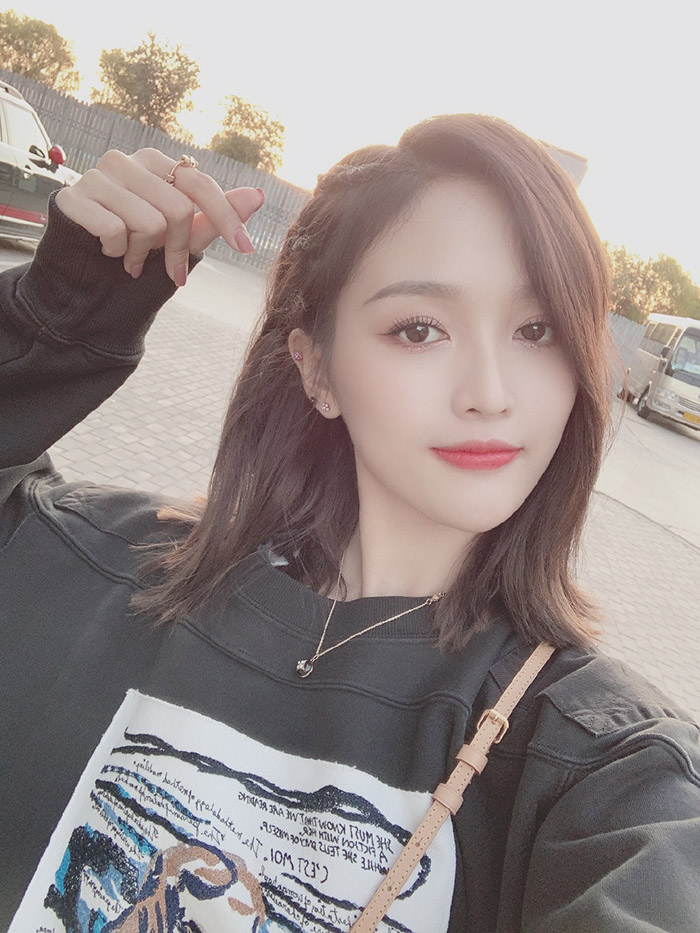 被吳宣儀「坐大腿扭臀」！孟美岐「一巴掌打下去」