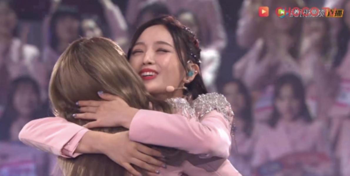 被吳宣儀「坐大腿扭臀」！孟美岐「一巴掌打下去」