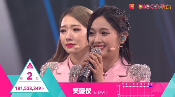 被吳宣儀「坐大腿扭臀」！孟美岐「一巴掌打下去」