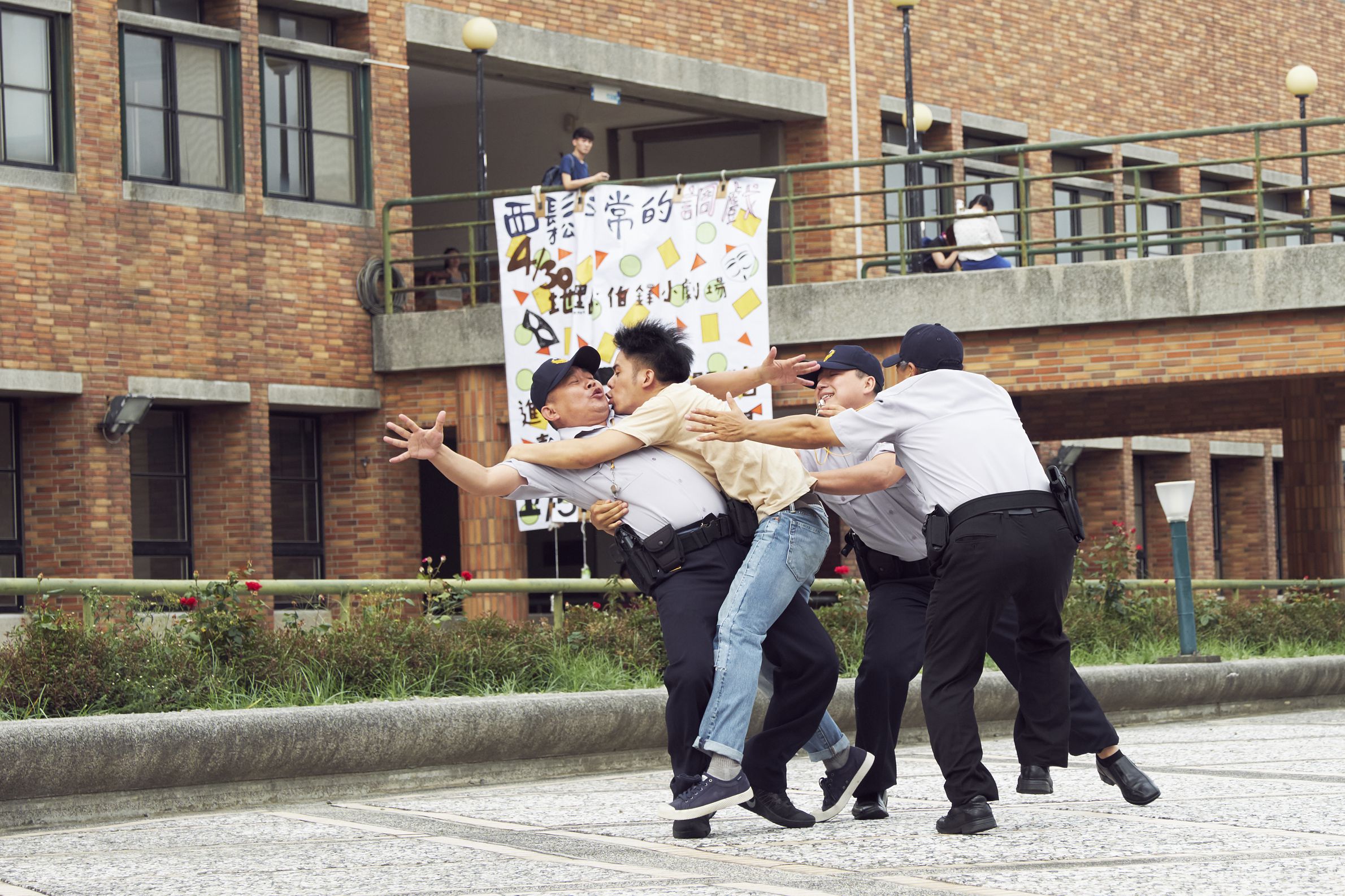 正妹女警上演「制服誘惑」!轉身甜笑…一看是女神「邵雨薇」 網暴動喊:想被逮捕~