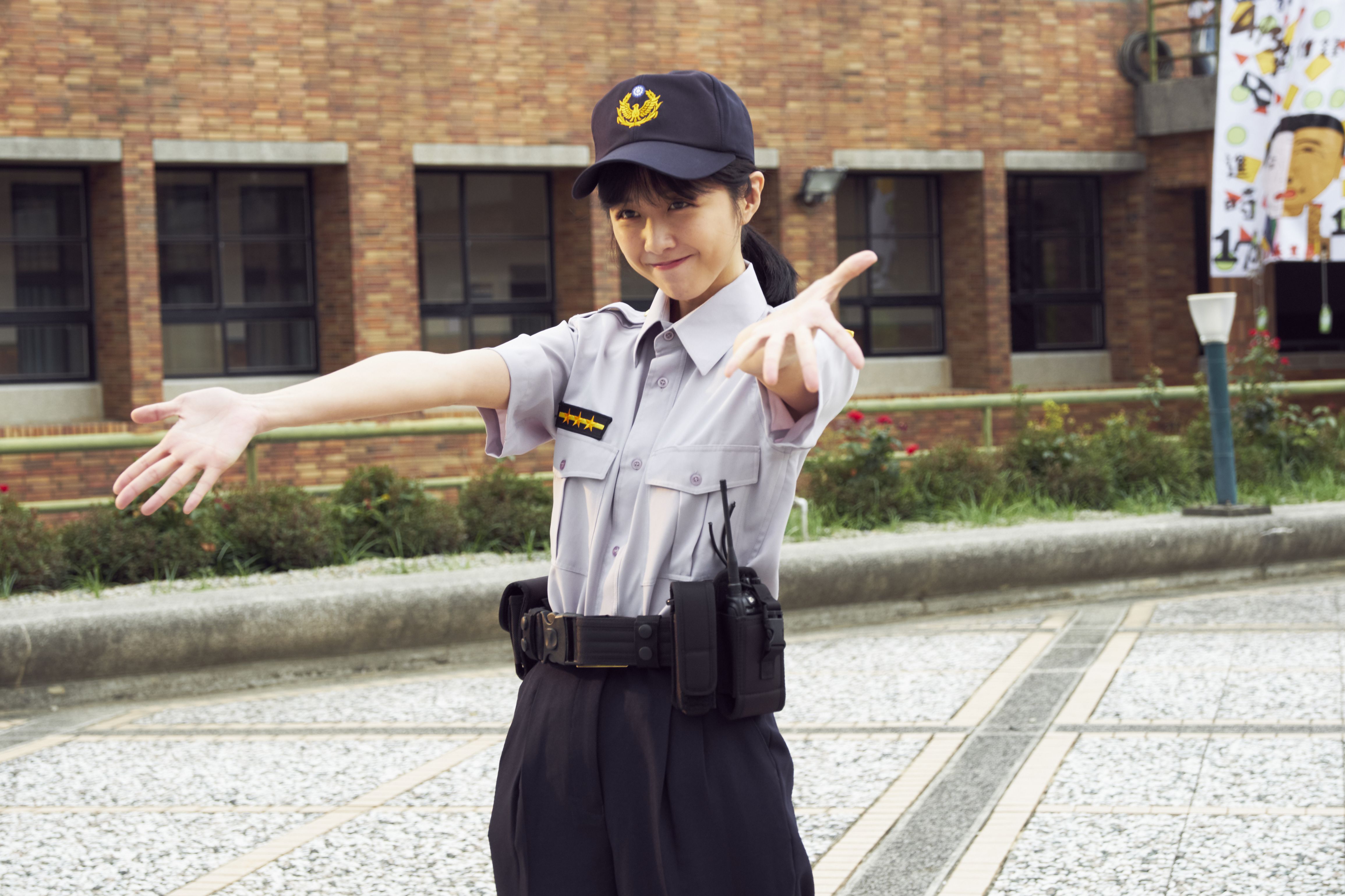 正妹女警上演「制服誘惑」!轉身甜笑…一看是女神「邵雨薇」 網暴動喊:想被逮捕~