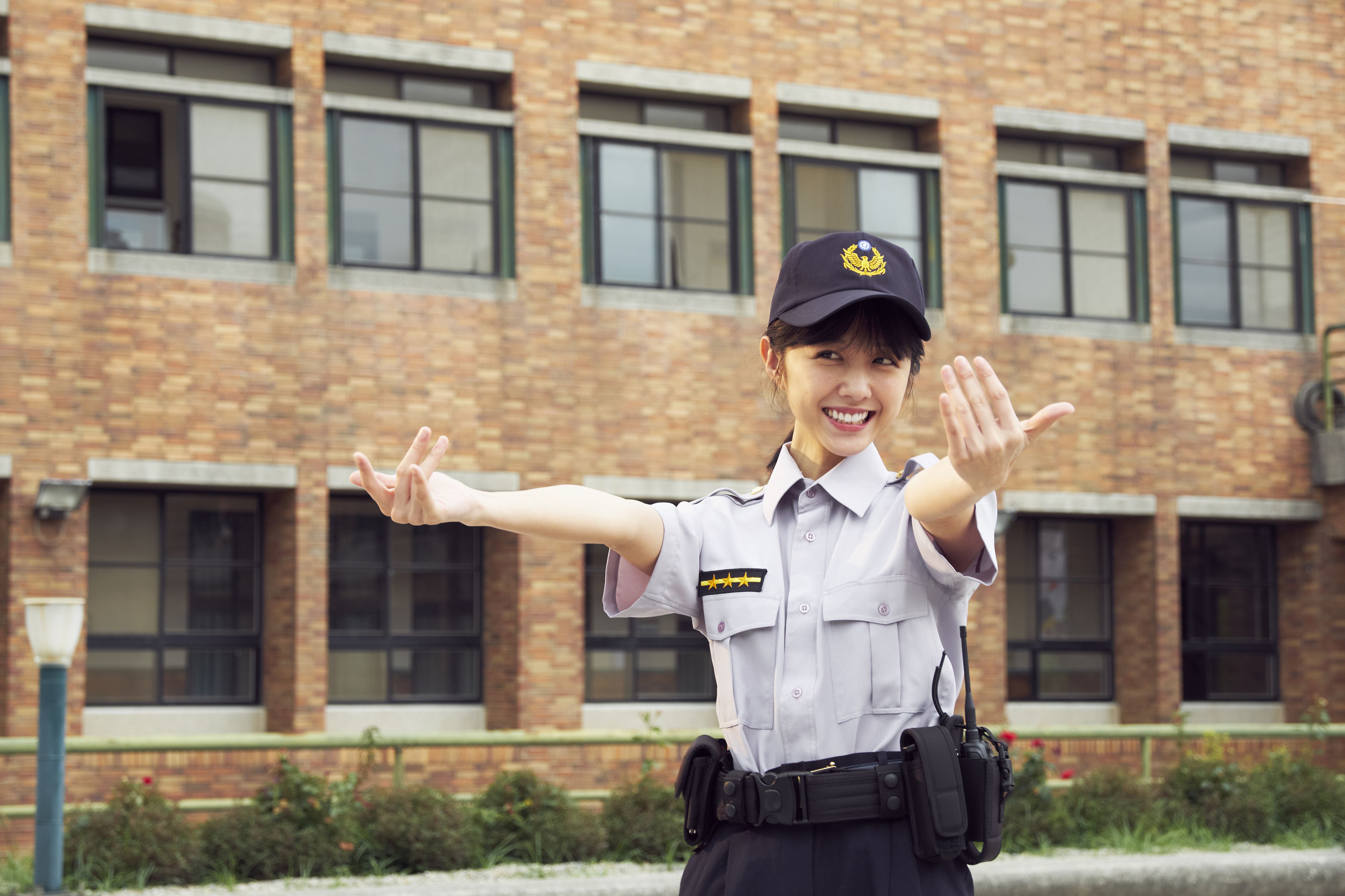 正妹女警上演「制服誘惑」!轉身甜笑…一看是女神「邵雨薇」 網暴動喊:想被逮捕~