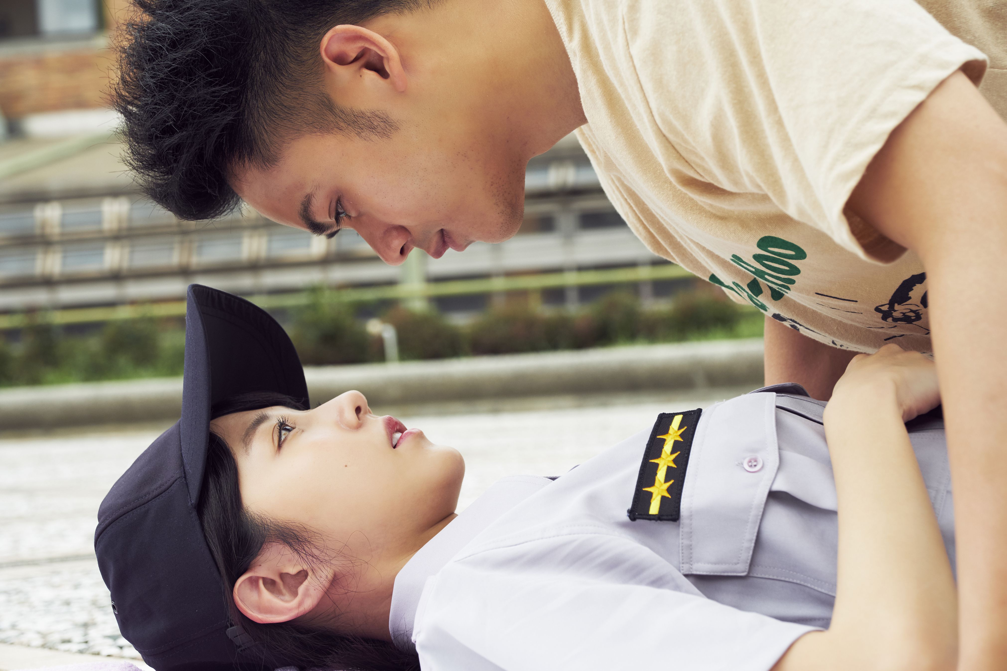 正妹女警上演「制服誘惑」!轉身甜笑…一看是女神「邵雨薇」 網暴動喊:想被逮捕~