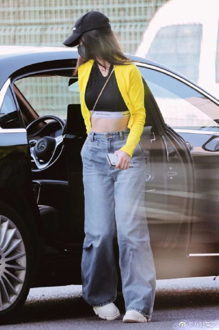 Angelababy「當場掀衣」！一彎腰「胸前走光」　放大一看「點點疑凸起」！