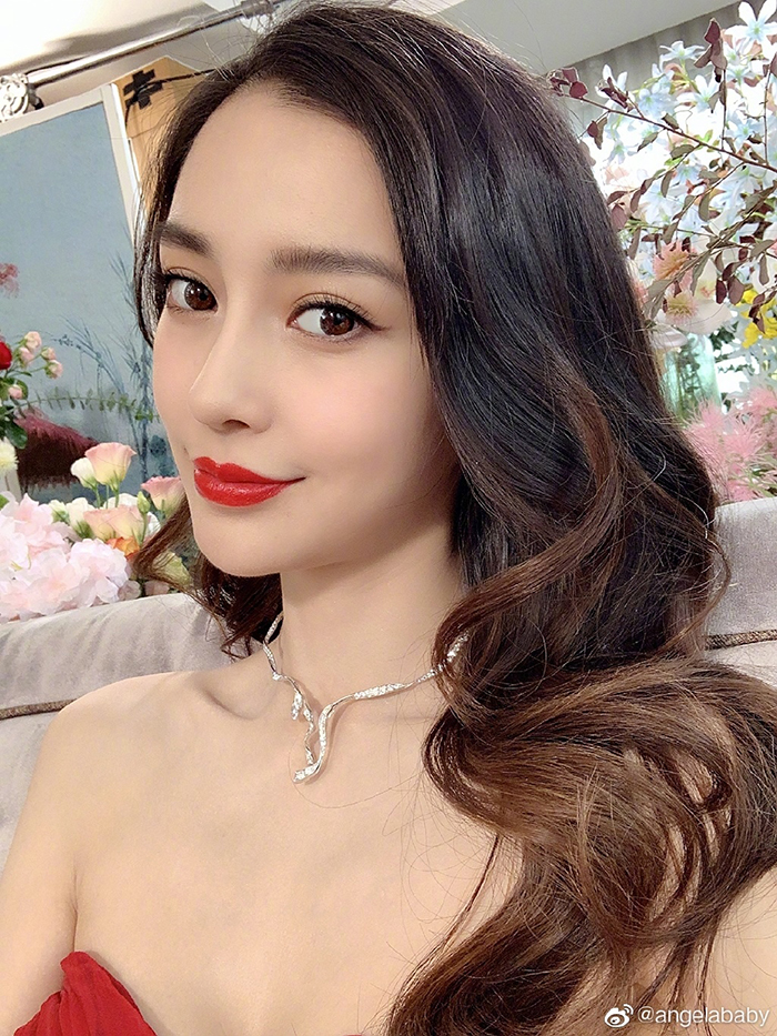 Angelababy「當場掀衣」！一彎腰「胸前走光」　放大一看「點點疑凸起」！