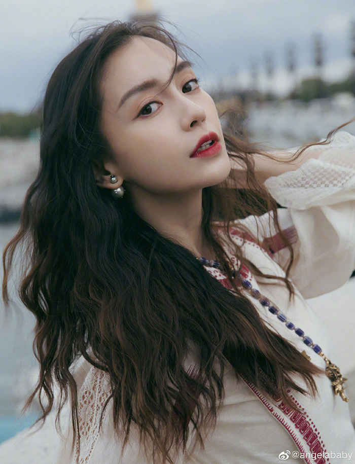 Angelababy「當場掀衣」！一彎腰「胸前走光」　放大一看「點點疑凸起」！