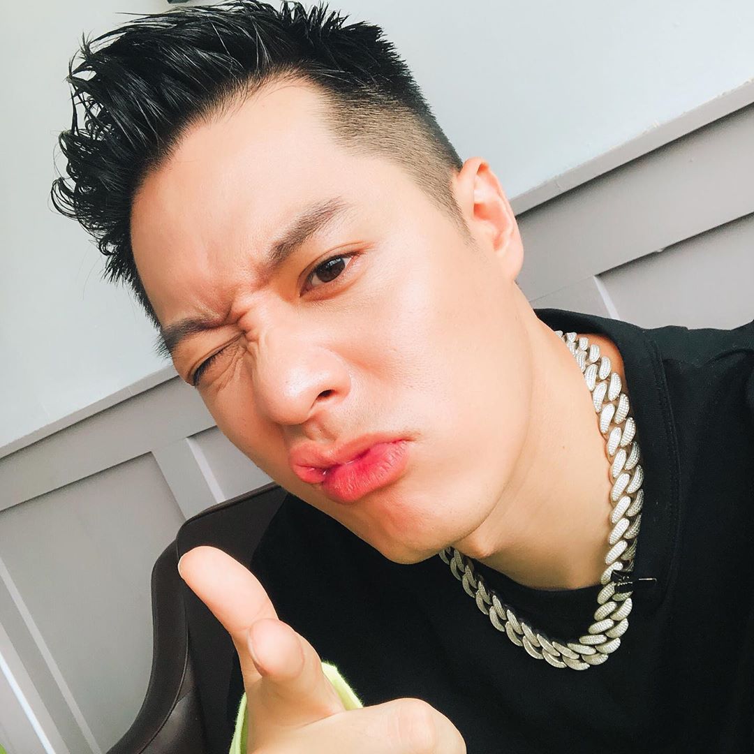 周湯豪舊照出土…「黑框眼鏡+刺蝟頭」青澀樣曝光　撞臉麻辣鮮師的「他」！